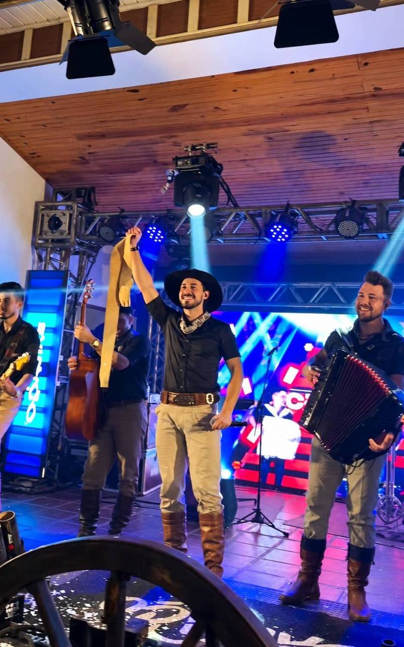 Grupo Bailaço agitou e encantou o público no CTG Crioulos do Caverá
